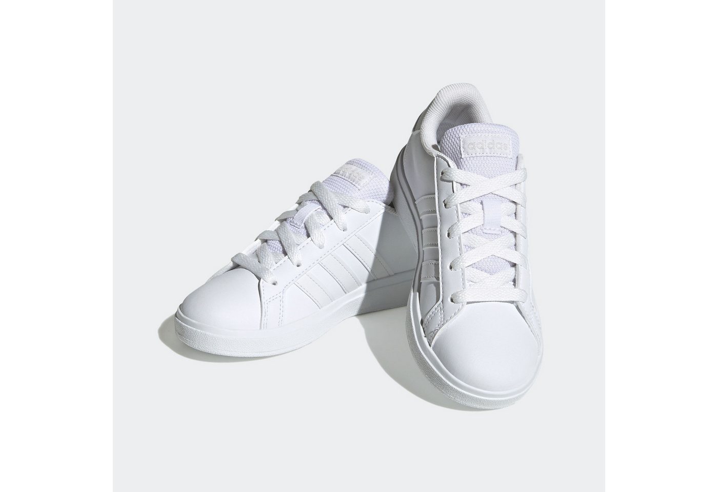 adidas Sportswear GRAND COURT LIFESTYLE TENNIS LACE-UP Sneaker Design auf den Spuren des adidas Superstar, für Kinder (weiß/grau)