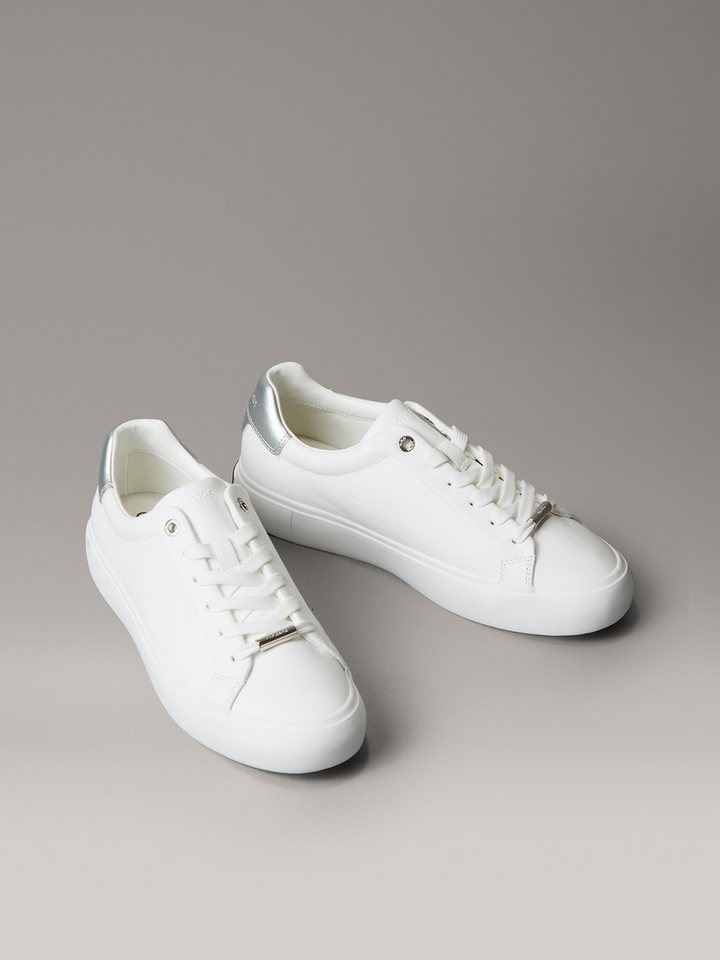 Calvin Klein LACE UP SNEAKER W/SILVER BT CK Sneaker Schnürschuh, Halbschuh, Freizeitschuh mit gepolstertem Schaftrand