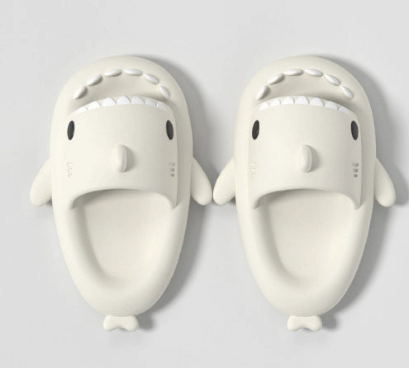 Corimori Bequeme Hai Badeschuhe im Haifisch-Design Badeschuh (Packung) lustige, rutschfeste, schnell trocknende Badeschlappen EU Größe 38-39
