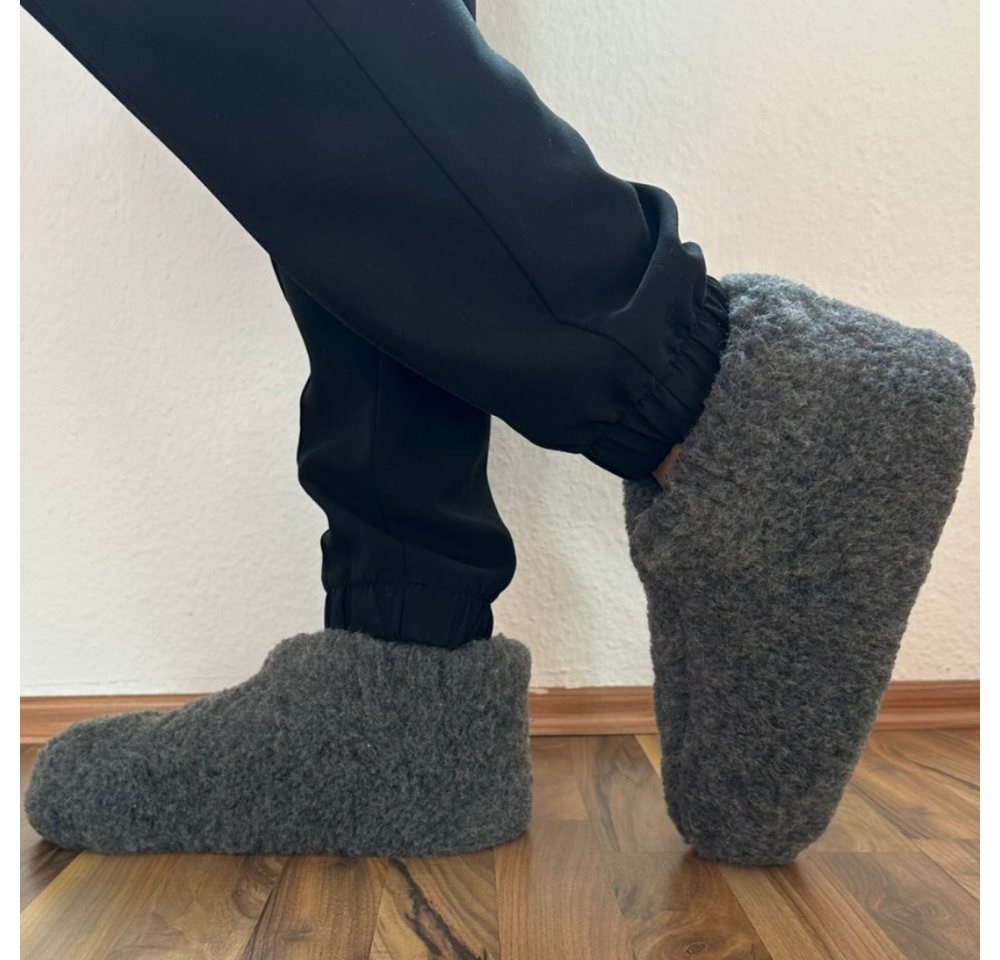 Home & Joy Montreal Hüttenschuhe (aus Schaf-Wolle weich & warm gefüttert bequem atmungsaktiv rutschfest) hohe Winter Hausschuhe geschlossen Lamm-Fell Woll-Socken Schur-Wolle