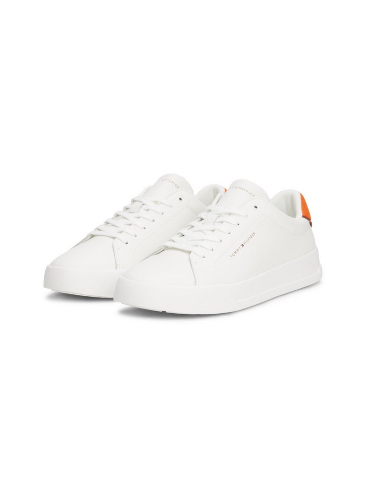 Tommy Hilfiger TH COURT LTH DETAIL ESS Sneaker, Freizeitschuh, Halbschuh, Schnürschuh mit seitlichem Logoschriftzug (orange/weiß)