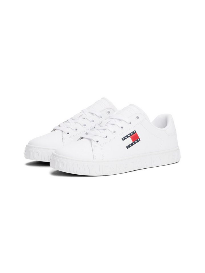 Tommy Jeans TJW LOGO OUTSOLE SNEAKER ESS Plateausneaker, Freizeitschuh, Halbschuh, Schnürschuh mit seitlicher Logoflagge (weiß)