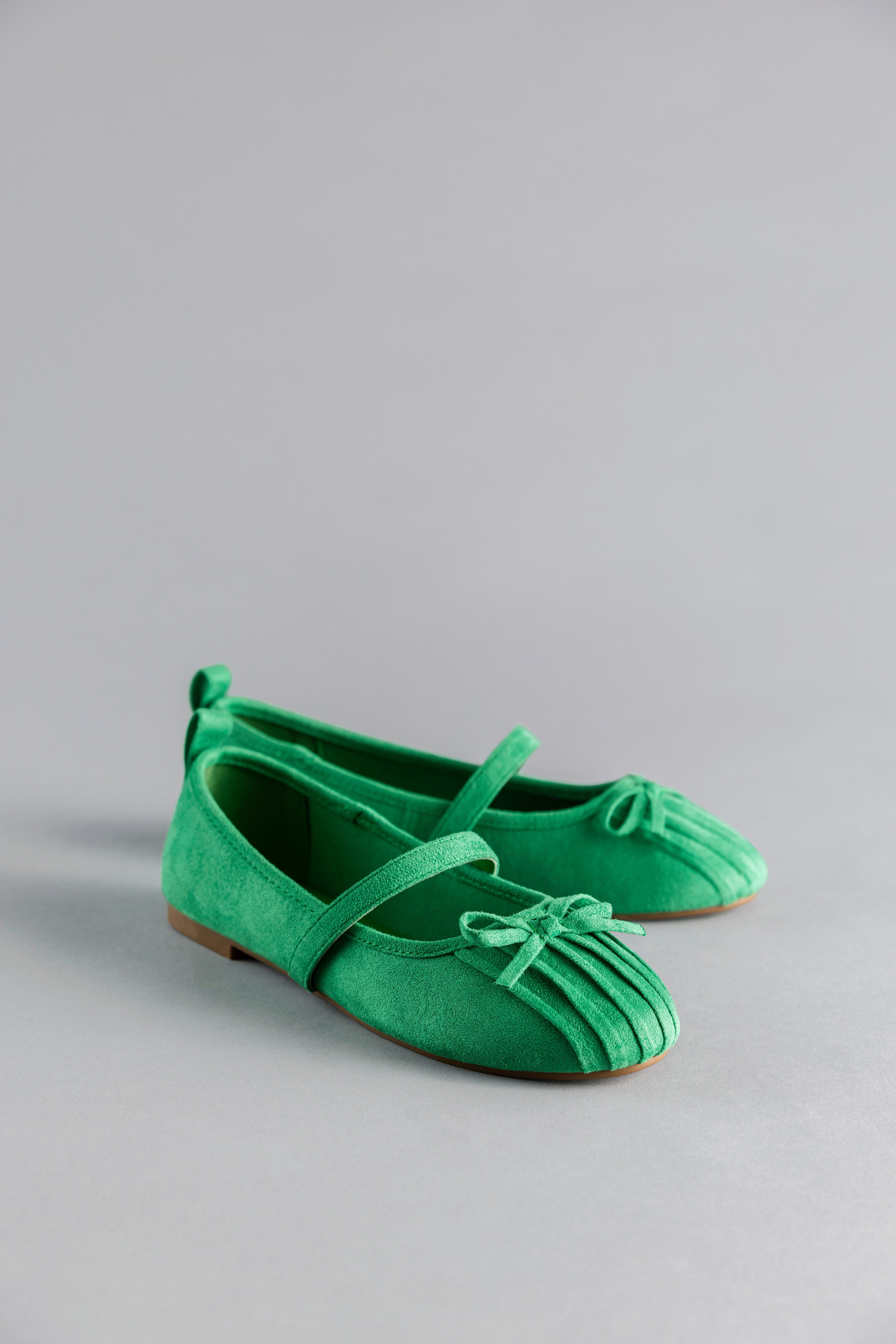 Aniston SHOES Ballerina, Riemchenballerina, Schlupfschuh, Loafer, (grün)