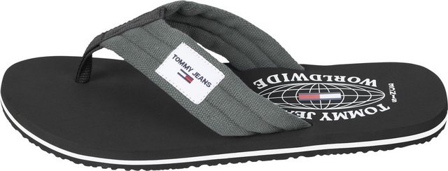 Tommy Jeans »TOMMY JEANS MENS BEACH SANDAL« Zehentrenner mit Logo-Aufnäher (grau-schwarz)