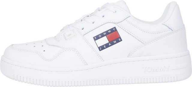 Tommy Jeans »TOMMY JEANS RETRO BASKET WMN« Keilsneaker mit seitlicher Logoflag (weiß)